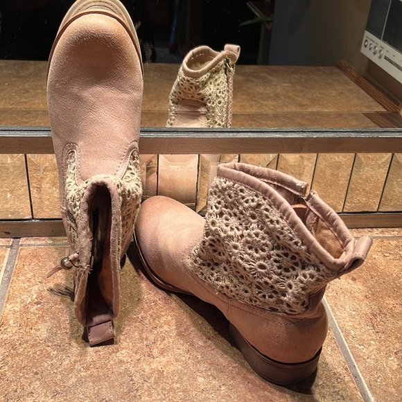 NWT Tan Lace & Faux Suede Booties - Picture 5 of 10